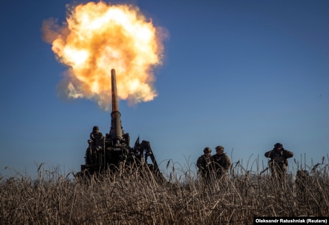 Украинские военнослужащие ведут огонь из САУ «Пион»