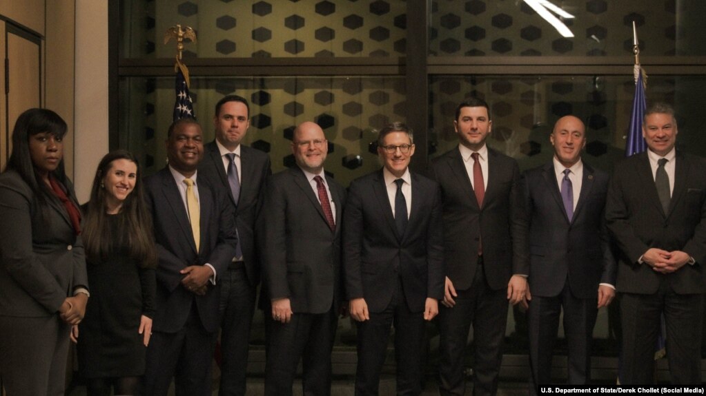 Këshilltari i Departamentit amerikan të Shtetit, Derek Chollet, ambasadori i SHBA-së në Kosovë, Jeffrey Hovenier, dhe dërguari i posaçëm amerikan për Ballkanin, Gabriel Escobar, gjatë një takimi me udhëheqës opozitarë, në Prishtinë. Janar 2023.