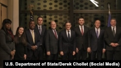 Këshilltari i Departamentit amerikan të Shtetit, Derek Chollet, ambasadori i SHBA-së në Kosovë, Jeffrey Hovenier, dhe dërguari i posaçëm amerikan për Ballkanin, Gabriel Escobar, gjatë një takimi me udhëheqës opozitarë, në Prishtinë. Janar 2023.