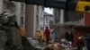 Член Поисково-спасательной ассоциации (AKUT) с собакой-ищейкой обыскивает выживших на месте обрушившегося здания после землетрясения в Адане, Турция, 6 февраля 2023 г.