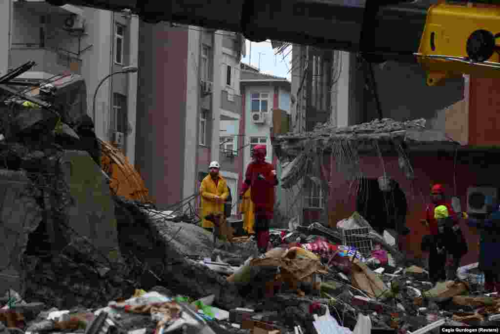 Президент Туреччини Реджеп Тайїп Ердоган повідомив про 912 загиблих у країні, постраждали майже 5,4 тисячі осіб. Близько 2,8 тисячі будинків зруйновані