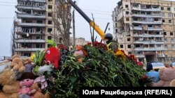 Cveće i igračke na mestu gde je nekada bila zgrada u Dnjipru, 17. januar 2023. 
