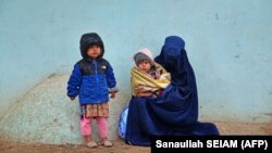 یک مادر فقیر با دو طفل اش در کابل 