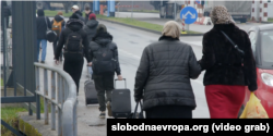 Хорватия шекарасындағы бекеттен өтіп жатқан босқындар. 2022 жылғы сурет.
