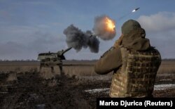 Українські військовослужбовці 43-ї ОМСБр ведуть вогонь з німецької САУ Panzerhaubitze по позиціях російської армії поблизу Бахмута Донецької області, 5 лютого, 2023 року
