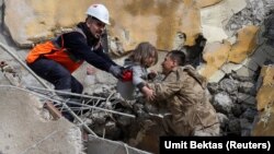Muhammet Ruzgar, 5 vjeç, i shpëtuar nga rrënojat e një ndërtese në Hataj të Turqisë. 
