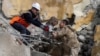 Турецкие спасатели вытаскивают 5-летнего мальчика из развалин. Провинция Хатай, город Антакья, 6 февраля 2023 года