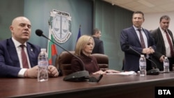 Главният прокурор Иван Гешев (вляво) поздрави колегите си за акцията срещу Нексо, но не остана за презентацията, нито за въпросите на медиите. 