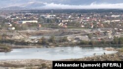 Zbog višedecenijskog iskopavanja šljunka iz korita rijeke Morače, to vodoizvorište sa kojeg se snabdijeva Crnogorsko primorje ugroženo je smanjenjenjem dotoka vode