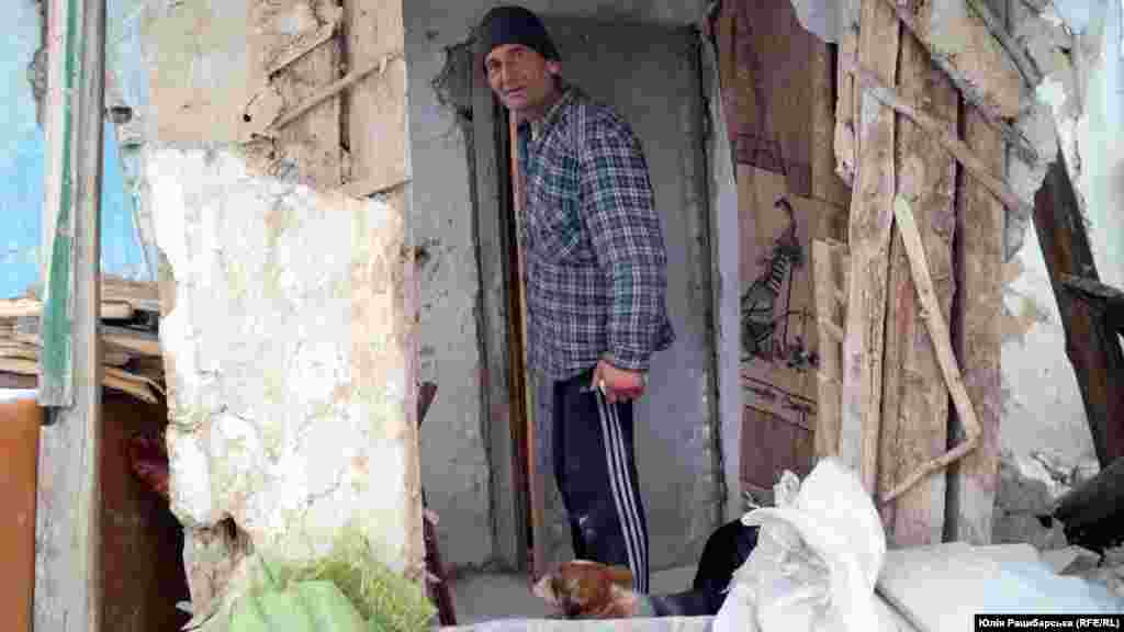 Meštanin u naselju u blizini borbi na istoku Ukrajine. Dubovikov takođe dostavlja zalihe vojnicima i meštanima kojima je potrebna. &quot;Tražimo penzionere koji nemaju nikoga i porodice sa niskim primanjima&quot;, kaže on. &nbsp;