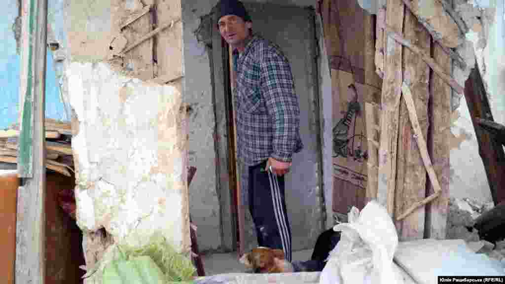 A katonáknak, a rászorulóknak és az egyedül élő nyugdíjasoknak is visz élelemet. A képen egy férfi, akinek Jevhen ételt vitt a Donbászba