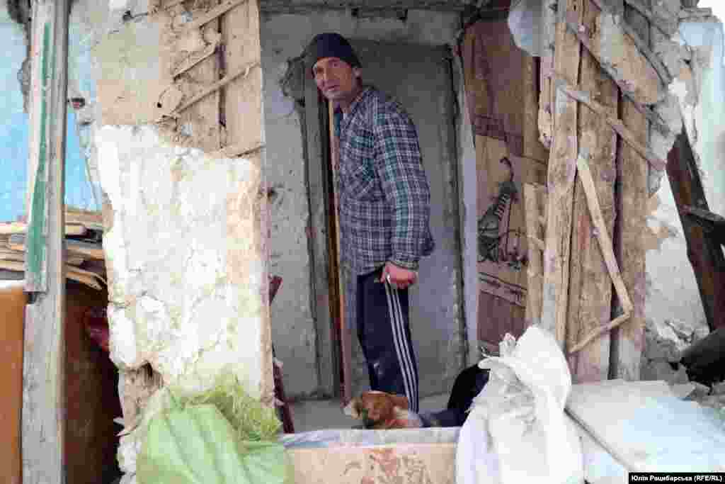 Местный житель в селе недалеко от линии фронта на востоке Украины. Дубовиков также доставляет продукты военным и нуждающимся местным жителям. &laquo;Мы ищем пенсионеров, у которых никого нет, и малоимущие семьи&raquo;, &mdash; говорит он