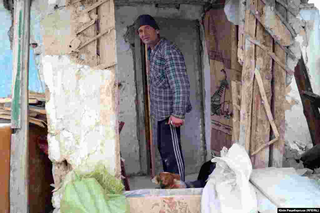 A local man in a settlement near the fighting in eastern Ukraine.&nbsp; Dubovikov also delivers supplies to soldiers and locals in need. &quot;We&#39;re looking for pensioners who have no one, and low-income families,&quot; he says.&nbsp; &nbsp;