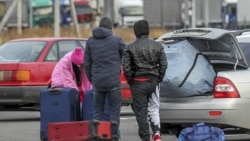 Бежавшие от мобилизации россияне на казахстанской стороне границы. По данным Минтруда Казахстана, в 2022 году после объявления мобилизации в страну въехали около 837 тысяч россиян, 780 тысяч впоследствии выехали. В Казахстане, по-видимому, остаются тысячи граждан России