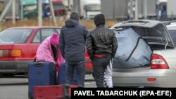 Бежавшие от мобилизации россияне на казахстанской стороне границы. По данным Минтруда Казахстана, в 2022 году после объявления мобилизации в страну въехали около 837 тысяч россиян, 780 тысяч впоследствии выехали. В Казахстане, по-видимому, остаются тысячи граждан России