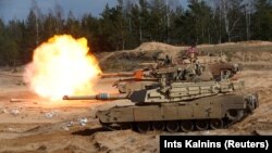 Un tanc M1A1 Abrams al armatei SUA, în timpul unui exercițiu militar NATO, în Adazi, Letonia, 26 martie 2021.