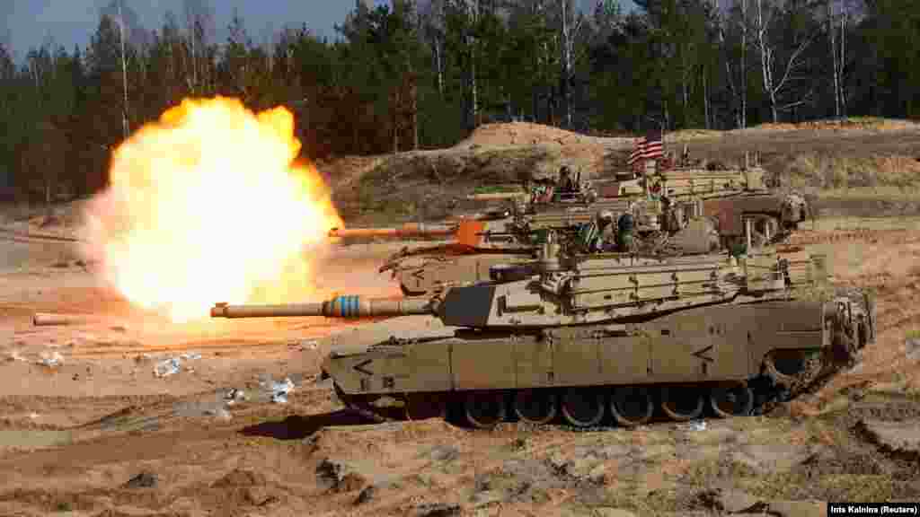 M1A1 Abrams harckocsik NATO-gyakorlaton vesznek részt a lettországi Ādažiban 2021. március 26-án. Moszkva szerint a harckocsik eljuttatása Ukrajnának &bdquo;égbekiáltó provokáció&rdquo; lenne