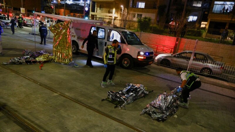 Двајца загинати во Израел откако автомобил влетал во автобуска постојка