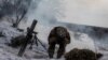 Український військовий веде вогонь з міномета по російських військах на передовій поблизу міста Вугледар, 7 лютого 2023 року