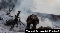 Український військовий веде вогонь з міномета по російських військах на передовій поблизу міста Вугледар, 7 лютого 2023 року