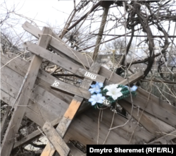 A makeshift grave of residents of Pravdyne killed during Russia's invasion.