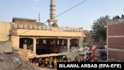 Punonjësit e shpëtimit në vendin ku ndodhi shpërthimi në një xhami në Peshavar, Pakistan. 30 janar 2023.