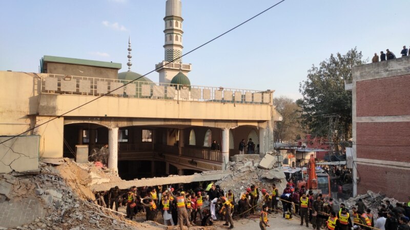 Rritet numri i të vdekurve nga sulmi vetëvrasës në një xhami në Pakistan