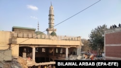 مسجدی در پشاور که در آن حمله انتحاری رخ داد