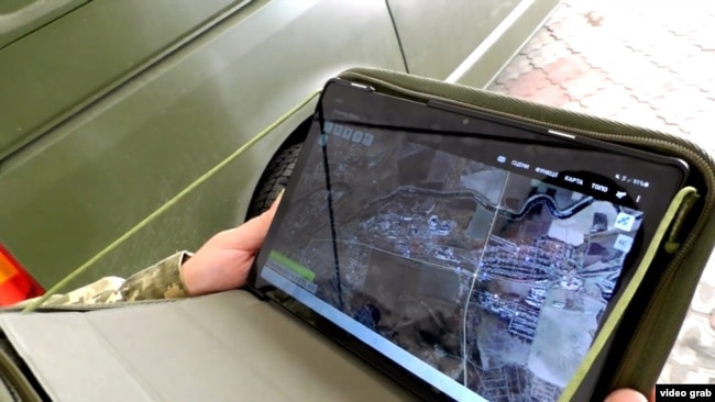 Застосунок «Кропива» на планшеті українського військового