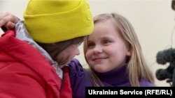 Puțini dintre copiii deportați în Rusia au putut fi reuniți cu familiile lor din Ucraina.