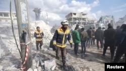 Ілюстраційне фото. Абдель-Кадер Абдульрахман, волонтер Цивільного захисту Сирії («Білі шоломи»), у постраждалому від землетрусу сирійському місті Джандаріс, яке контролюють антиурядові повстанці, 10 лютого 2023