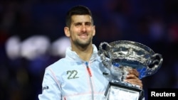 Novak Đoković sa "Norman Brookes Challenge Cup" trofejem, koji dobija pobjednik Australian Opena, Melburn, 29. januar 2023.