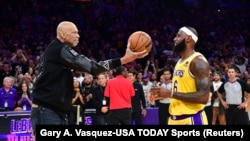  Леброн Джеймс взима топка от Карийм Абдул Джабар, откакто усъвършенства върха за топ изпълнител на всички времена в НБА. 