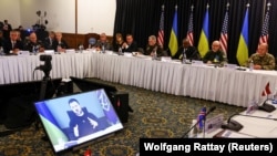 Президент Украины Владимир Зеленский (на экране) во время выступления через видеосвязь на очередной встрече в формате «Рамштайн». Авиабаза Рамштайн, 20 января 2023 года