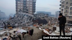 Чоловік стоїть серед уламків після землетрусу в Хатаї, Туреччина, 7 лютого 2023 року