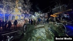 Последствия попадания ракеты в жилой дом в Краматорске