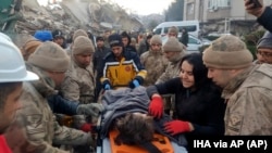 Թուրք զինծառայողները փրկել են Կուբրա անունով մի տասնամյա աղջնակի, Հաթայի մարզ, 8 փետրվարի, 2023թ.
