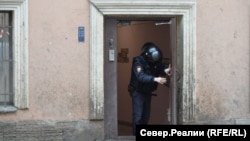 Полицейский оцепляет офис "Яблока"