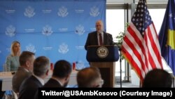 Ambasador SAD na Kosovu Džefri Hovenijer na diskusiji o Zajednici opština sa srpskom većinom, ambasada SAD, Priština, 31. decembar 2023.