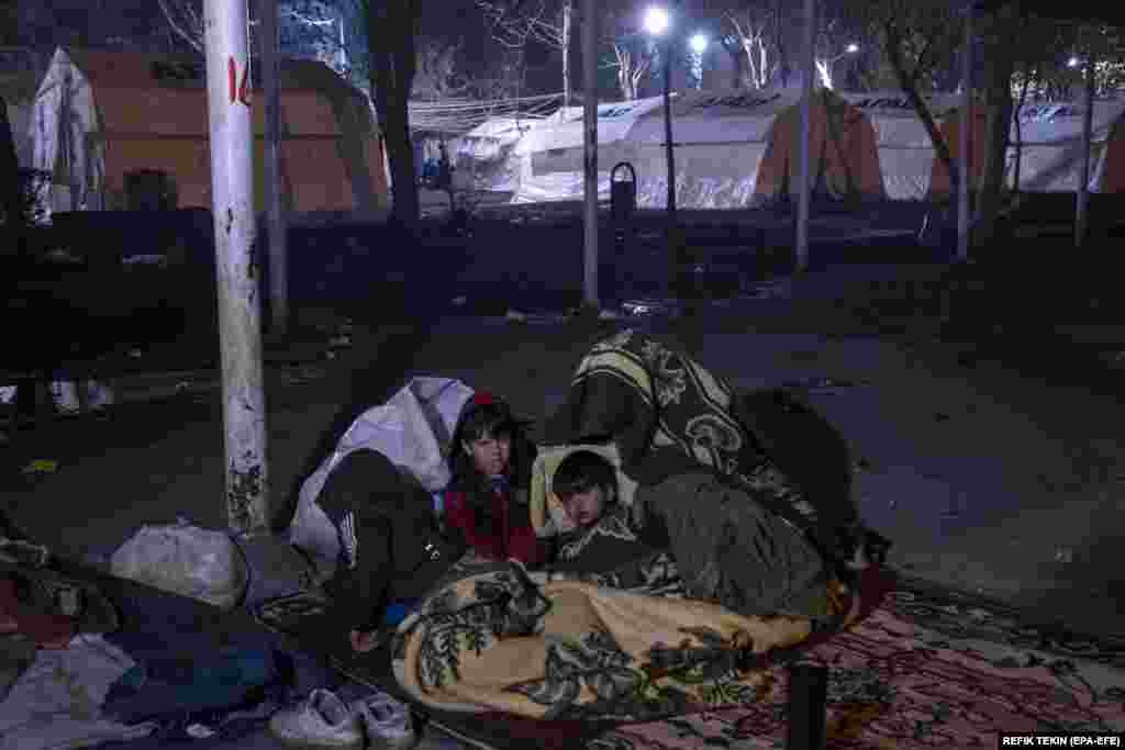 Люди, оставшиеся без крыши над головой, ночуют на улице. Диярбакыр, Турция, 8 февраля