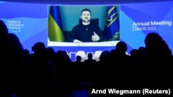 Volodimir Zelenski vorbindu-le prin legătură video participanților la Forumul Economic Mondial de la Davos, 18 ianuarie 2023.