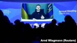 Presidenti ukrainas, Volodymyr Zelensky, gjatë adresimit përmes video-lidhjes para Forumit në Davos. 18 janar 2023.