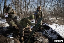 Украинские военнослужащие ведут минометный огонь в сторону российских войск на передовой позиции вблизи города Угледар в Донецкой области, 11 февраля 2023 года