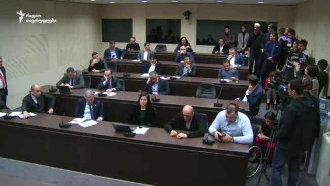 "ქართული ოცნების" წევრების დაპირისპირება იურიდიული კომიტეტის სხდომაზე