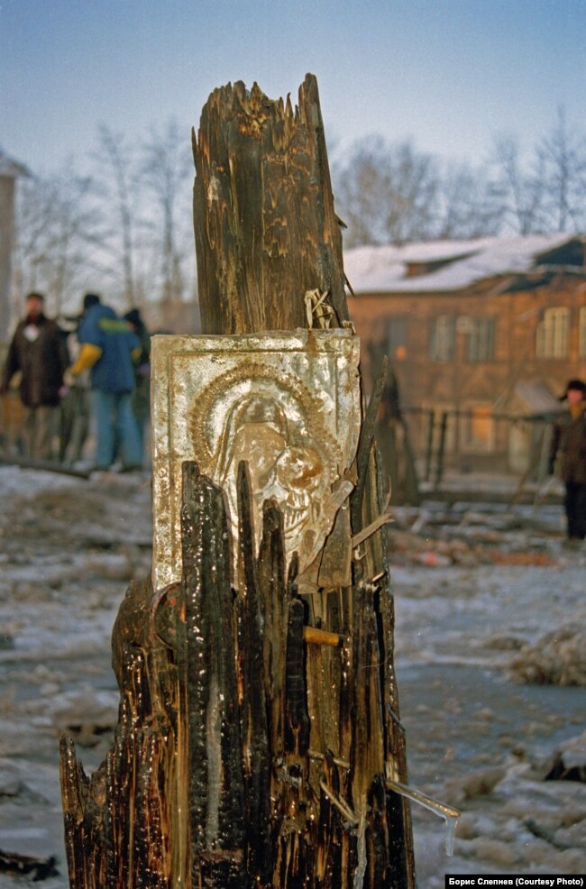 Икона на месте авиакатастрофы в Иркутске-2