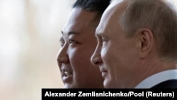 Președintele rus Vladimir Putin și liderul nord-coreean Kim Jong Un, înainte de discuțiile de la Vladivostok, Rusia, pe 25 aprilie 2019.