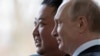 Vladimir Putin, dreapta, și Kim Jong Un, pozând pentru presă la convorbirile de la Vladivostok, 25 aprilie 2019