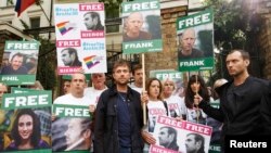 Акция в поддержку арестованных активистов "Гринпис" в Лондоне: среди демонстрантов – музыкант Деймон Элборн и актер Джуд Лоу