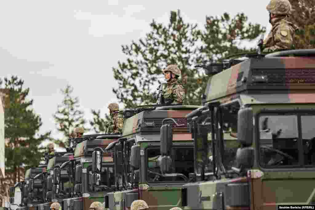 Kamionë që përdoren nga FSK-ja u ekspozuan në Ditën e Forcës. 