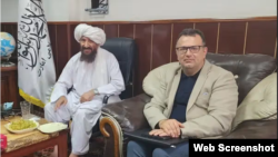 Али Моджани (справа) встречается с представителем «Талибана» (перед высылкой из страны)